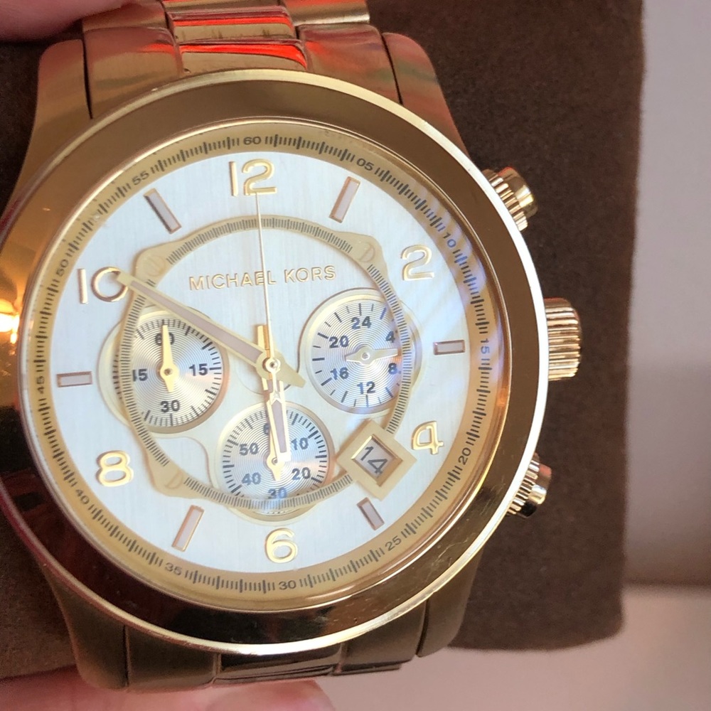 MICHAEL KORS MK8077 OVERSIZED RUNWAY GOLD WATCH - Picture 3 of 6